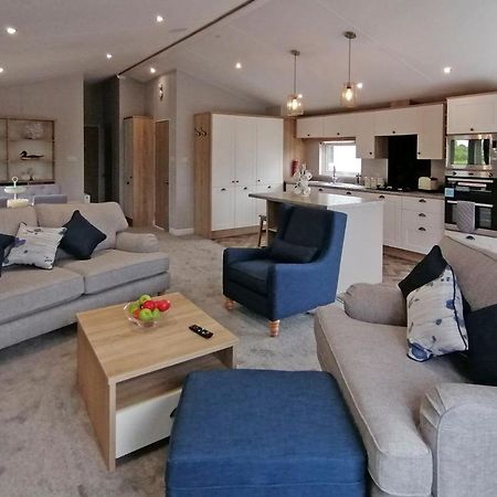 The Springs Lakeside Holiday Park Fladbury Exteriör bild