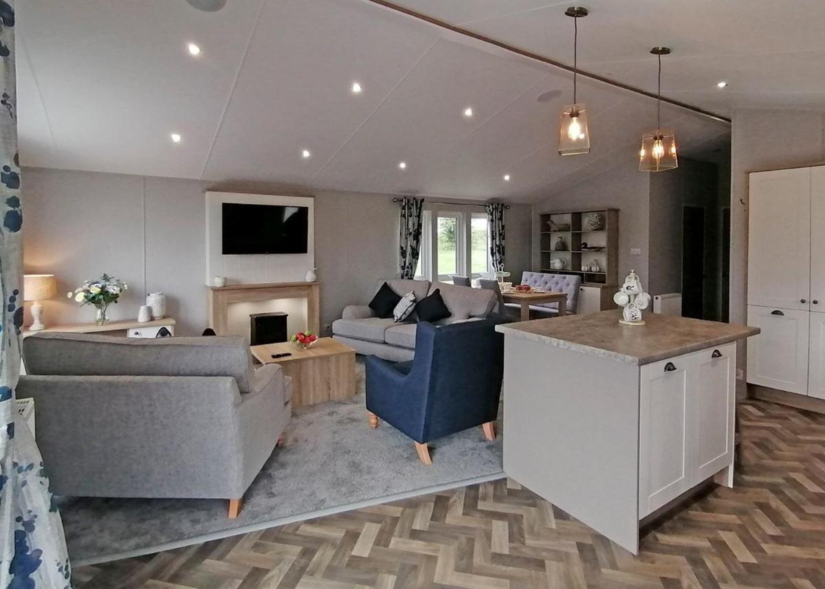 The Springs Lakeside Holiday Park Fladbury Exteriör bild