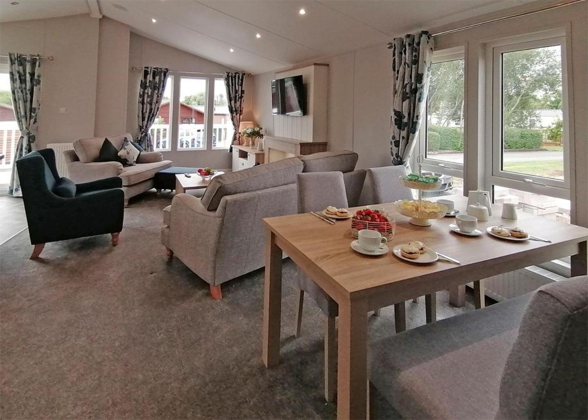 The Springs Lakeside Holiday Park Fladbury Exteriör bild