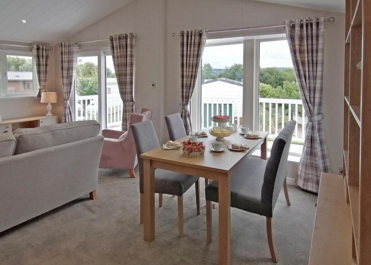 The Springs Lakeside Holiday Park Fladbury Exteriör bild