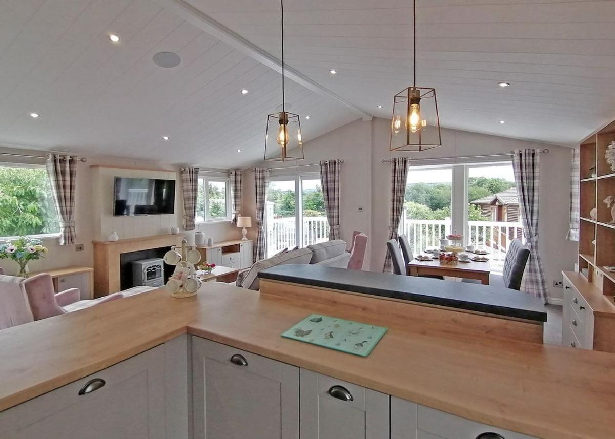The Springs Lakeside Holiday Park Fladbury Exteriör bild