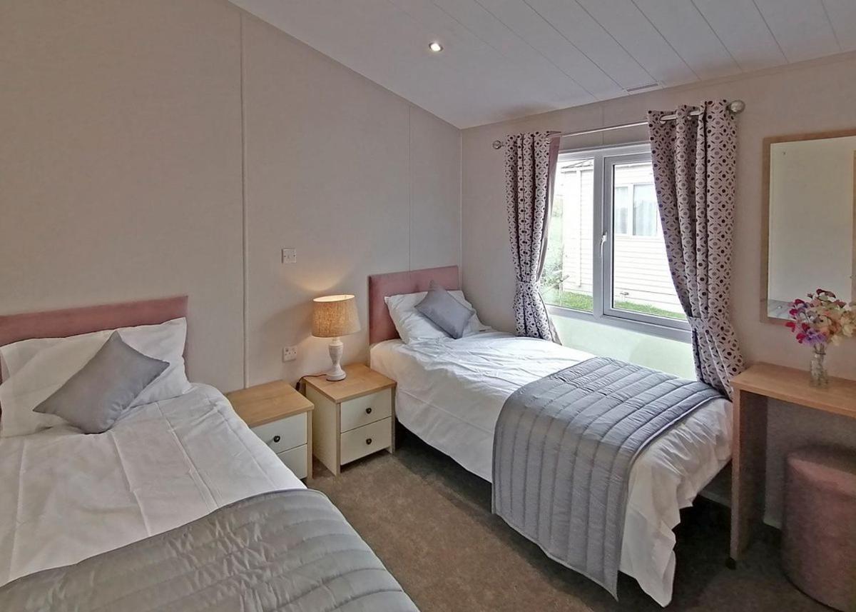 The Springs Lakeside Holiday Park Fladbury Exteriör bild
