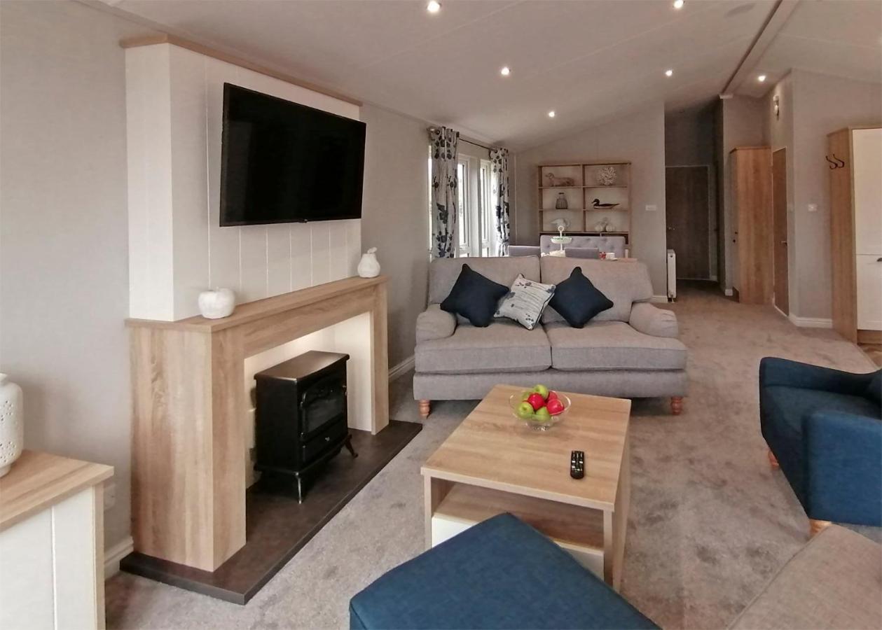 The Springs Lakeside Holiday Park Fladbury Exteriör bild